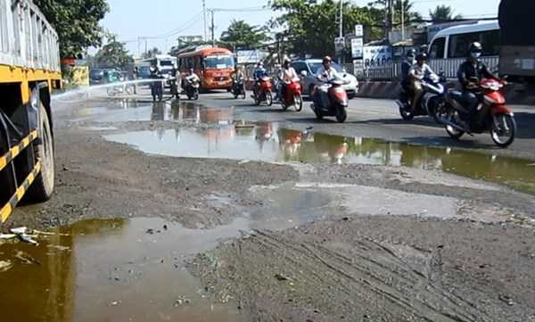 Hàng trăm lít hoá chất bốc khói nghi ngút giữa đường