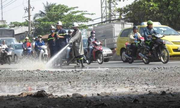 Hàng trăm lít hoá chất bốc khói nghi ngút giữa đường