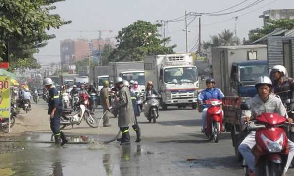 Hàng trăm lít hoá chất bốc khói nghi ngút giữa đường