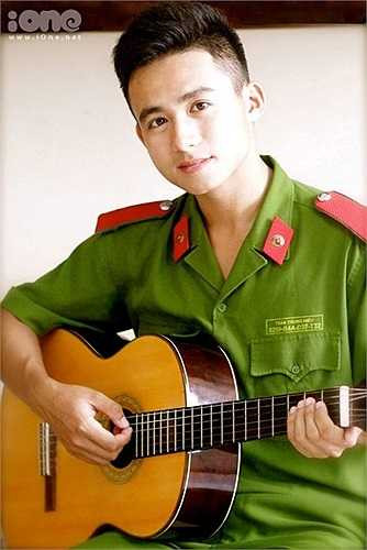 Trần Trung Hiếu (biệt danh: Hieu Police) sinh viên năm 4 chuyên ngành Cảnh sát Kinh tế, Học viện Cảnh sát Nhân dân gây ấn tượng với gương mặt điển trai.