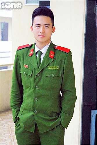 Trung Hiếu được nhiều người gắn cho nick name 'hot boy cảnh sát'. Nhiều bức ảnh đăng trên trang cá nhân của cậu bạn 9X đều thu hút lượt yêu thích lớn và lời khen ngợi về độ đẹp trai, phong độ.