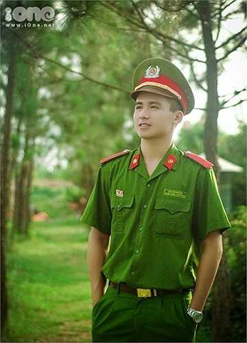  Tuy nhiên, nhiều lúc Hiếu cũng gặp phải những rắc rối như bị giả mạo Facebook, hình ảnh bị chia sẻ không đúng mục đích, hay ra đường có nhiều người nhận ra nên cũng không được thoải mái. Những lúc gặp phải sự việc không như ý muốn, Hiếu luôn tìm cách giải quyết sao cho hài hoà nhất.