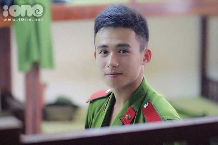 Hiếu không dám nhận mình là hot boy cảnh sát. 'Mình thấy nó không phù hợp vì ai làm công an cũng mong muốn sẽ được phục vụ nhân dân thật tốt chứ không phải vì sự khác biệt nào đó để gây chú ý', Hiếu tâm sự.