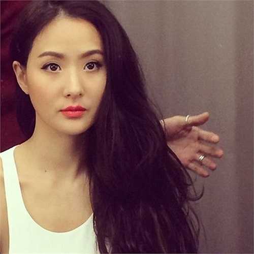 Theo China news, Aimee Sun là ái nữ giàu có khét tiếng Châu Á. Cô sở hữu khối tài sản kếch xù từ ông Sun Tao, cựu Chủ tịch của tập toàn ElectricWire & Cable. Mẹ của Aimee là bà Nian, phó chủ tịch tập đoàn Chứng khoán Yuanta. Từ nhỏ Aimee thừa hưởng môi trường sống và giáo dục vô cùng đẳng cấp, cô học tại trường quốc tế danh tiếng Dominica rồi học ĐH tại California.