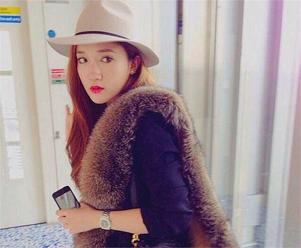 Sinh năm 1991, Ploywarin Songpakorn được biết đến như là một hot girl xinh đẹp của Thái Lan với gia sản kếch xù. Cô gái trẻ luôn gây chú ý bởi những món hàng hiệu và những chuyến du lịch xa hoa.