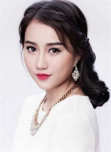 Vừa qua, trên nhiều trang mạng và diễn đàn giải trí dành cho giới trẻ, đã lan tỏa nhau hình ảnh của một cô gái có vẻ ngoài giống với hoa hậu Việt Nam 2012 - Đặng Thu Thảo.