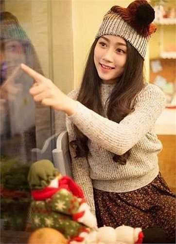 Cô gái này là Huỳnh Hồng Loan, sinh ngày 20/9/1994, quê Bình Dương, hiện là sinh viên cao đẳng Văn hoá Nghệ thuật TP.HCM.