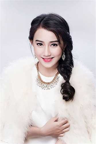 Ngoài chuyên ngành diễn viên đang học ở trường, Hồng Loan còn là mẫu ảnh cho các tờ báo tuổi teen. 