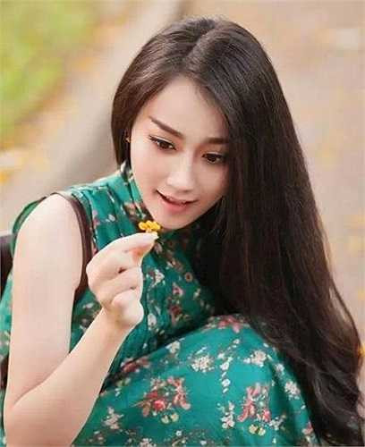 Cô cũng xuất hiện trong MV của ca sĩ Việt.