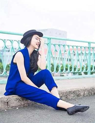 Hot girl này chia sẻ rằng cô nàng cảm thấy rất vinh dự khi được ví là bản sao của một người vừa đẹp người lại đẹp nết như Đặng Thu Thảo.