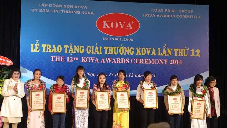 PGS.TS Nguyễn Thị Hòe, Chủ tịch Tập đoàn Sơn KOVA, Giám đốc Quỹ giải thưởng KOVA và GS.TSKH Phạm Thị Trân Châu tại lễ trao học bổng