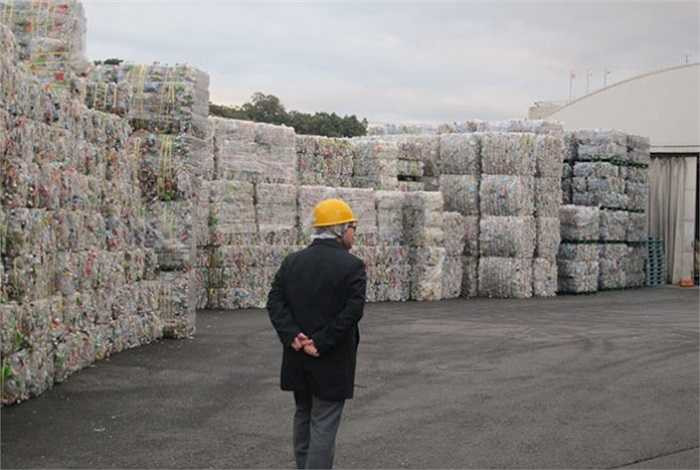 Ô nhiễm chất thải rắn trở thành một vấn đề của nhiều thành phố. Tuy nhiên, ở thành phố Kawasaki (Nhật), Công ty Pet Refine Technology (PRT) lại đang ăn nên làm ra nhờ việc gom rác thải và chế biến thành vật liệu tái sinh.