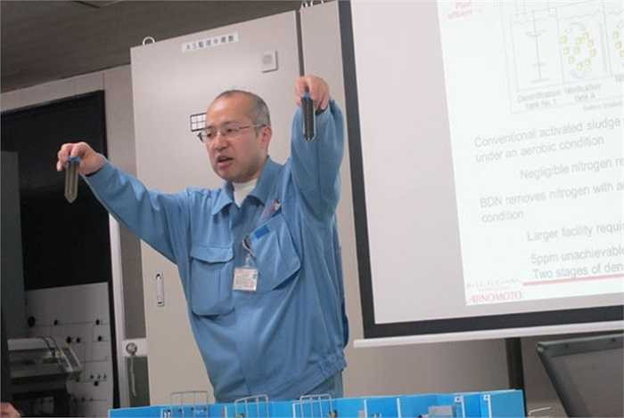 Theo ông Takashi Furukawa, Phó tổng giám đốc của Ajinomoto, mỗi ngày nhà máy tại Kawasaki sản xuất 8.000 tấn sản phẩm bột ngọt, nước tương. Lượng nước thải, khí thải, nhựa,... từ hoạt động sản xuất cũng rất lớn. 