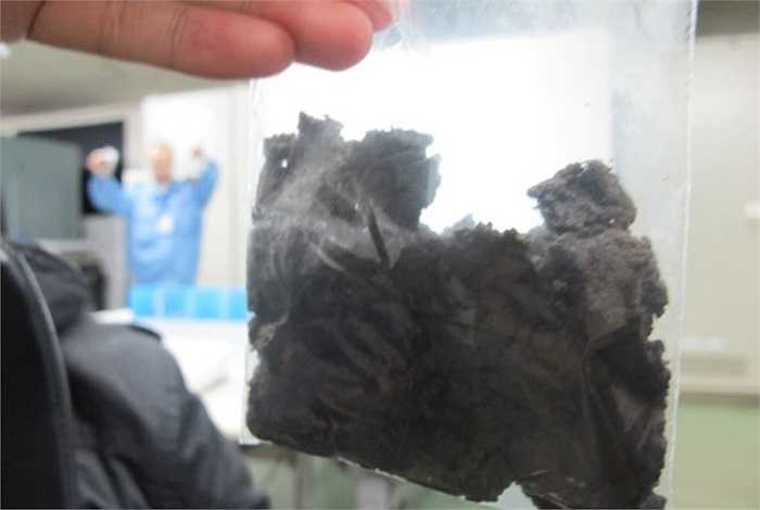 Theo ước tính, riêng hệ thống xử lý nước thải của nhà máy mỗi ngày xử lý được 4 tấn chất thải làm nguyên liệu cho sản xuất phân bón hóa học (trong ảnh là nguyên liệu khô, kết quả xử lý nước thải). 