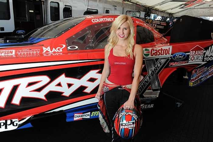 Courtney Force, giống như chị gái Ashley Force Hood, cô đã theo bước sự nghiệp của cha cô (John Force) để trở thành tay đua thường niên giải NHRA. Cô đã giành được vị trí nhất vòng loại ở mùa đua xe 2013.