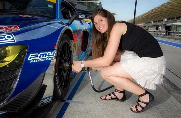 Cyndie Allemann 26 tuổi sinh ra ở Thụy Sỹ, cô là con gái của Kurt Allemann, cựu vô địch giải đua ô tô loại nhỏ ở Thụy Sỹ. Trong sự nghiệp của mình, danh hiệu cao nhất cô giành được là vô địch giải Super GT vào năm 2012.