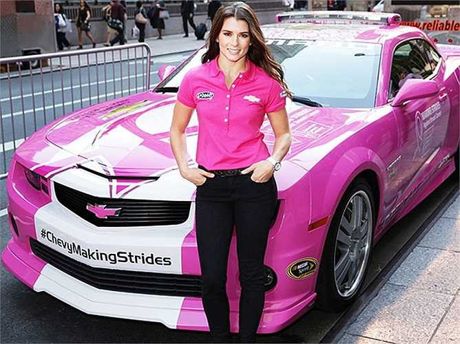 Danica Patrick là người phụ nữ xuất sắc nhất trong lịch sử đua xe tốc độ ở Mỹ. Cô luôn được đánh giá là ứng cử viên sáng giá cho chức vô địch ở các giải cô tham dự. Năm 2013, cô lọt top 10 tay đua xuất sắc nhất tại giải Daytona 500. (Trần Thái)