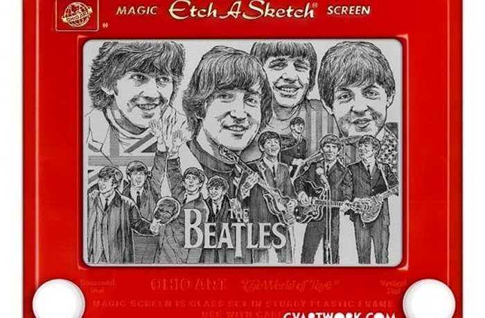 10. Bảng vẽ Etch-A-Sketch Năm 1960, công ty Ohio Art đã tiến hành sản xuất ra món đồ chơi mà cha đẻ của nó gọi là 'Màn hình ma thuật'. Món đồ chơi này cho phép người chơi vẽ tranh bằng cách di chuyển 2 nút vặn theo chiều ngang và chiều dọc để giũ các bột nhôm từ bên trong màn hình để hiện ra hình vẽ. Khi người chơi lắc mạnh tấm bảng vẽ, họ sẽ xoá được hình ảnh hiện có và vô số hình ảnh mới sẽ xuất hiện. Sau khi đổi tên tấm bảng này thành 'Etch-A-Sketch', món đồ chơi đã nổi lên như diều gặp gió, 