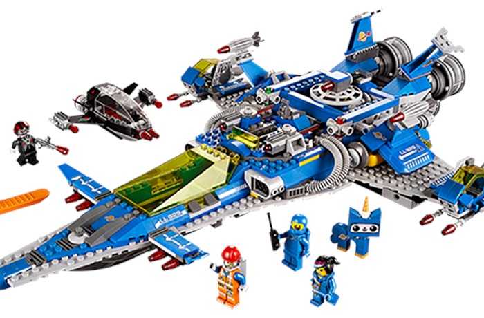 7. G. I. Joe Khi hãng đồ chơi Hasbro giới thiệu mô hình anh hùng G. I. Joe ('Một anh hùng Mỹ thực thụ') năm 1964, không ai có thể ngờ được tầm ảnh hưởng của nó đối với ngành công nghiệp đồ chơi. Khi đó các cậu bé hoàn toàn bị mê hoặc bởi món đồ chơi, và kết quả là cho đến năm 1965, mô hình Joe chiếm 75% doanh thu của Hasbro. Với bộ mô hình bao gồm cả quân phục, giày, mũ, súng trường và thẻ bài, G. J. Joe mang lại thành công lớn đến nỗi các cửa hàng lúc nào cũng trong tình trạng hết hàng. 