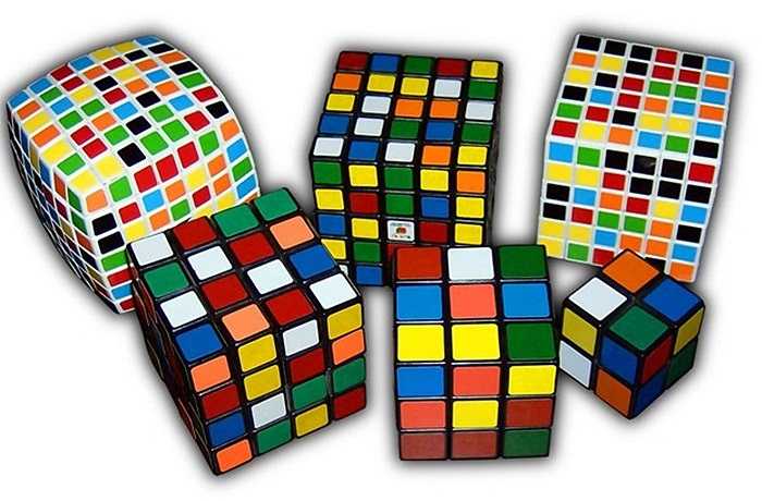 4. Silly Putty Năm 1943, kỹ sư James Wright của General Electric, khi đó đang tìm cách tạo ra một hỗn hợp nhựa dẻo dùng cho quân đội Mỹ trong Thế chiến thứ hai. Mặc dù không thành công, ông đã vô tình tạo ra được một trong những đồ chơi phổ biến nhất trong lịch sử. Sự yêu thích của gia đình và bạn bè ông đối với Nutty Putty đã tạo cảm hứng cho Wright phát triển ý tưởng biến thứ nhựa đó thành đồ chơi. Một nhà báo từ một tạp chí ở New York đã phát hiện ra chúng và viết hẳn một bài ca ngợi chúng. 