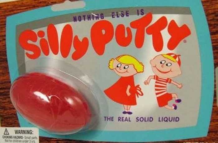 3. Hot Wheels Năm 1968, nhà sản xuất Lesney Products đã thống trị thị trường xe ô tô đồ chơi với dòng sản phẩm Matchbox (mà về sau được mua lại bởi Mattel). Khi đó, Eliot Handler (một trong hai nhà sáng lập Mattel) bắt đầu hình dung ra sự xuất hiện của một đối thủ từ Mỹ. Ngay năm đó, 16 mẫu thiết kế đầu tiên được ra mắt trên thi trường, mang lại phản ứng ngay lập tức và chưa từng có. Những chiếc xe được bán riêng lẻ và được kết hợp với một bộ lắp ráp các đường cho xe chạy.