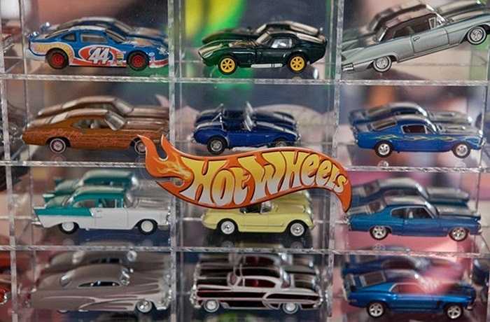 2. Lego Lego trong tiếng Đan Mạch nghĩa là 'chơi tốt'. Năm 1949, Lego giới thiệu những viên gạch tự động gắn liền mà không ngờ chúng đã trở thành hình mẫu cho khối Lego huyền thoại ra đời năm 1953. Cấu tạo đơn giản kèm theo độ bền đáng kinh ngạc của Lego đã biến nó trở thành một trong những món đồ chơi được ưa chuộng nhất trong lịch sử. Theo thời gian chúng càng trở nên phổ biến với những thiết kế phức tạp hơn theo nhiều chủ đề như Star Wars. 