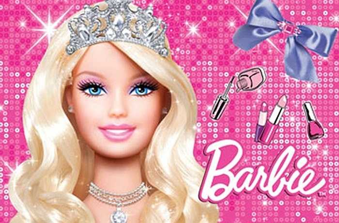 1. Búp bê Barbie Ruth Handler (nhà sáng lập còn lại của Mattel) từng ngắm nhìn con gái Barbara của mình chơi những con búp bê giấy, và từ đó đã nghĩ ra ý tưởng tạo ra món đồ chơi nào đó bền hơn, để kích thích trí tưởng tượng của con gái. Và thế là Barbie, cô búp bê người mẫu tóc phồng mặc bikini, đã ra đời. Barbie trở thành một cơn sốt với 350.000 sản phẩm bán được trong năm đầu tiên, và từ đó tiếp tục công cuộc thống trị thế giới. Với khoảng hơn 1 tỷ búp bê được bán ra cho đến nay.
