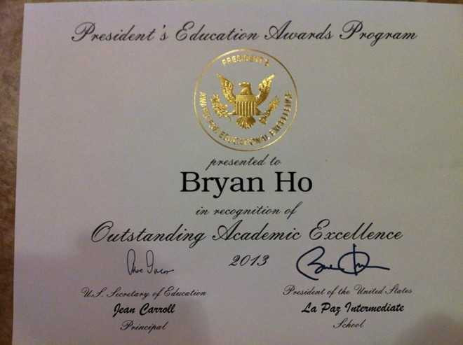 Vương Bảo nhận được nhiều bằng khen cho thành tích học tập xuất sắc, trong đó có giấy khen của Tổng thống Mỹ.