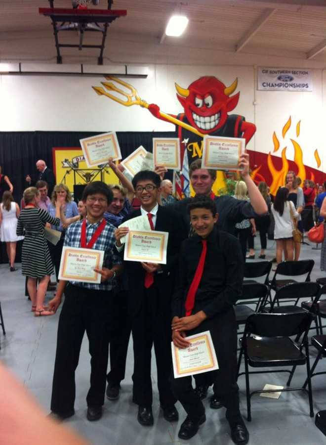 Vương Bảo chụp ảnh cùng bạn bè.