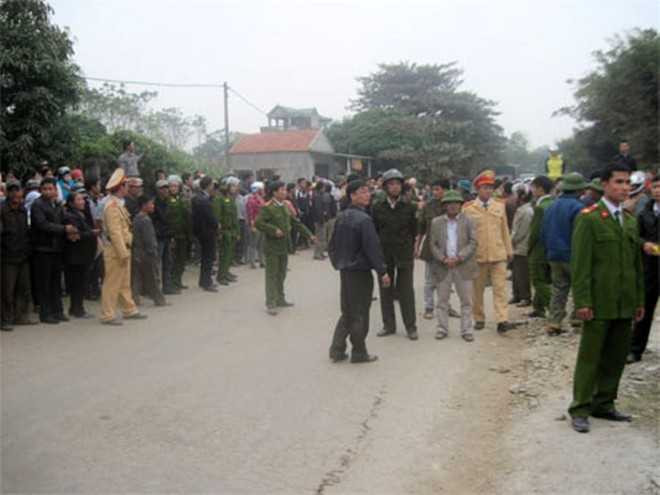 Hàng chục cảnh sát giải cứu 2 cẩu tặc bị dân vây đánh