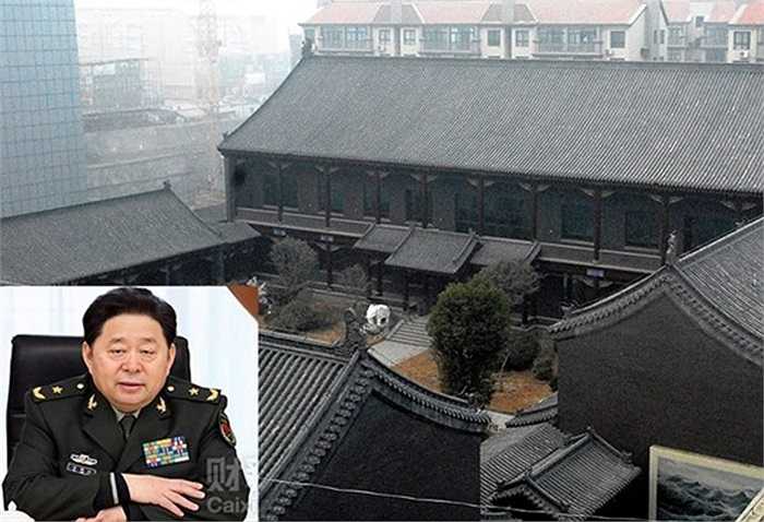 Quan tham Gu Junshan xây đến 7 biệt thự ven sông nhưng gây choáng nhất là tòa nhà mô phỏng kiến trúc Tử Cấm Thành tọa lạc trên gần 1 ha đất. Hồi đầu năm 2012, ông Gu Junshan bị tạm giữ để điều tra về 'sai phạm kinh tế', cụm từ ám chỉ tham nhũng. Theo các nguồn tin, ông Gu bị cáo buộc nhận hối lộ hơn 20 tỷ NDT (khoảng 3,3 tỷ USD) trong các thương vụ sang nhượng đất đai và nhà ở quân đội. 