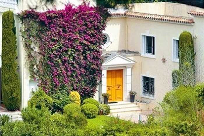 Biệt thự xa hoa của ông Bạc Hy Lai ở Cannes (Pháp): cựu bí thư Trùng Khánh bị tù chung thân vì tội lạm dụng chức vụ, nhận hối lộ. Năm 2001, ông Bạc được cho là đã xây dựng căn biệt thự xa hoa ở một trong những khu vực đẹp nhất thuộc khu nghỉ dưỡng tại Cannes, Pháp. Ngôi biệt thự nằm bên sườn núi, nhìn ra biển Đại Tây Dương, có 6 phòng ngủ. 