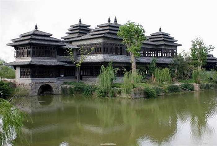 Ông Trần Lương Vũ, cựu bí thư kiêm thị trưởng thành phố Thượng Hải, bị tuyên phạt 18 năm tù, tịch thu tài sản 300.000 NDT (50.000 USD) vì tội tham nhũng. Trong ảnh là 'Di Hòa Viên thế kỷ 21' được ông Trần xây dựng tại Thượng Hải từ năm 2003, tổng diện tích lên tới 26 ha. Đối diện khu biệt thự này còn có một khu biệt thự khác, diện tích cũng lên tới vài trăm mẫu đất. 
