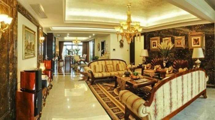 Biệt thự của cựu phó giám đốc ngân hàng ở nước ngoài: Dương Tú Châu, cựu phó giám đốc Ngân hàng Xây dựng tỉnh Chiết Giang trước khi chạy trốn (năm 2004) đã mua một biệt thự cao cấp 5 tầng ở khu đất vàng Manhatan, New York, Mỹ, chủ yếu để cho thuê. Theo điều tra, thuế nhà đất của tòa biệt thự mỗi năm lên tới 450.000 USD. 