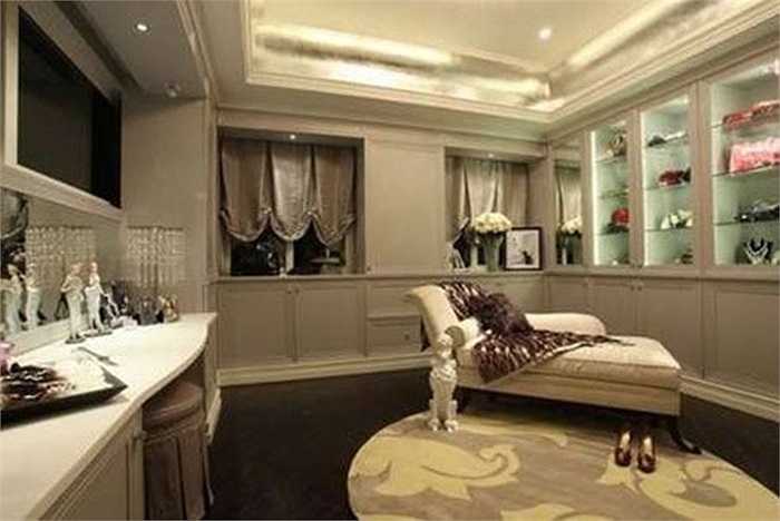 Biệt thự siêu sang của 'Hòa Thân tái thế' Văn Cường từng giữ chức cục trưởng Tư pháp thành phố Trùng Khánh, miền nam Trung Quốc. Văn Cường bị kết án tử hình, tịch thu toàn bộ tài sản với các tội danh nhận hối lộ, bảo kê xã hội đen và cưỡng dâm. Theo cáo trạng của tòa, từ năm 1996 đến năm 2009, ông Văn Cường nhận hối lộ tổng cộng lên tới 12 triệu NDT (khoảng 1,76 triệu USD). Điều khiến dư luận vô cùng sửng sốt là ông này sở hữu 8 căn hộ trung tâm, 4 biệt thự xa hoa.