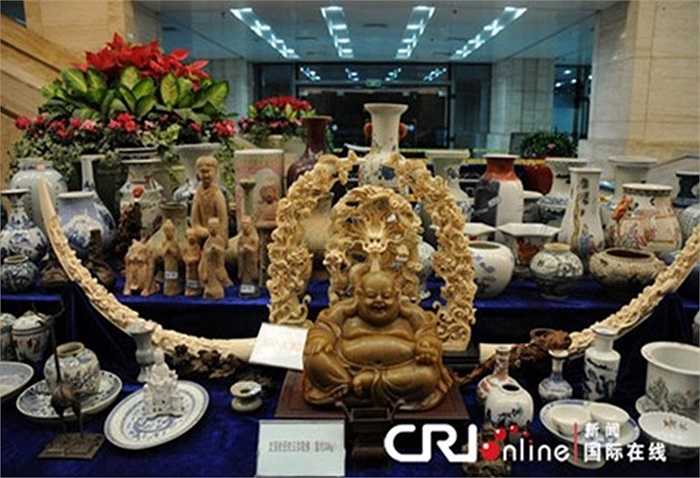 Đặc biệt, dưới 'ao câu cá' của một biệt thự mà vợ chồng Văn Cường sở hữu, các nhà điều tra phát hiện lượng tiền mặt lên tới 20 triệu NDT (2,9 triệu USD), còn nguyên cọc, dấu niêm phong của ngân hàng. Số tài sản, cổ vật thu được trong nhà riêng của Văn Cường còn nhiều hơn cả viện bảo tàng.