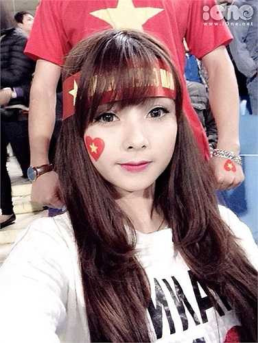 Mới đây, hình ảnh cô gái có đôi mắt to tròn, nụ cười toả nắng cùng vẻ ngoài xinh xắn cổ vũ cho đội tuyển Việt Nam trong trận Việt Nam - Malaysia được cư dân mạng chia sẻ rầm rộ. Nhân vật chính nhanh chóng được tìm ra là Ngô Lệ Quyên, sinh ngày 4/7/1992.