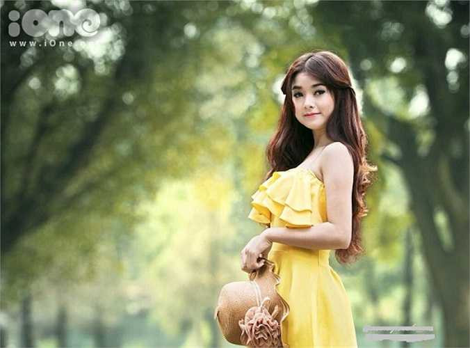 Lệ Quyên hiện là sinh viên ngành diễn viên, ĐH Sân khấu Điện ảnh Hà Nội. Khi biết hình ảnh mình được chia sẻ chóng mặt trên các diễn đàn, trang mạng, Quyên không khỏi bất ngờ.