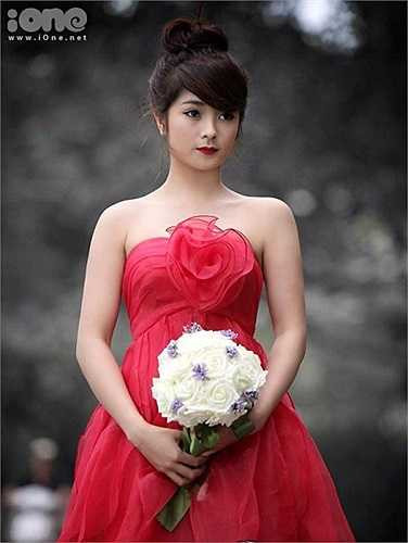 'Thực ra hôm đó mình đi diễn về, vội vội vàng vàng qua sân để xem. Hình ảnh đó mình đăng tải để cổ vũ tinh thần người xem chứ cũng không ngờ bức ảnh lại được mọi người yêu thích và chia sẻ nhiều đến như vậy' - Cô bạn 9x chia sẻ.