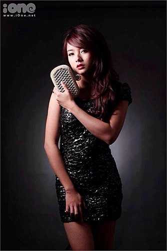 9x bộc bạch, đối với sinh viên nghệ thuật để cân bằng việc học và đi diễn là rất khó: 'Việc đi học ở trường chỉ là lý thuyết, còn đi diễn dạy thực hành để tiến bộ hơn. Rất ít người có thể làm tốt cả hai nhiệm vụ, vừa đạt kết quả học tập cao mà vẫn đi diễn thường xuyên, không bị vấp phải khó khăn gì hết'.