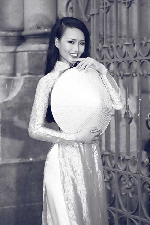 Lâm Thùy Anh với áo dài