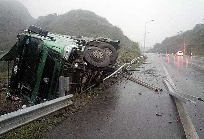 Xe tải 60 tấn lật ngang trên cao tốc Nội Bài - Lào Cai