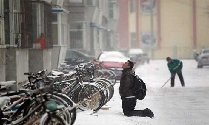 Cách đây ít ngày, một chàng trai 27 tuổi ở Trường Xuân, tỉnh Cát Lâm, Trung Quốc đã quỳ gối dưới mưa tuyết với mong muốn giảng hòa với bạn gái.