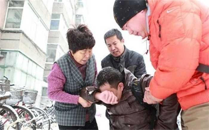 Tuy nhiên, anh vẫn không nhận được sự hồi đáp. Chỉ khi có quá nhiều người khuyên giải, chàng trai mới chịu đứng dậy, nhưng khóc lóc rất thảm thiết.