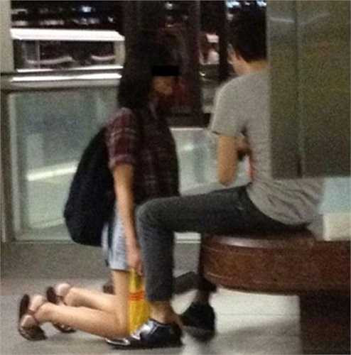 Năm 2012, tại trạm tàu điệm ngầm Woodlands, Singapore, xuất hiện cô gái quỳ trước bạn trai. Theo những người chứng kiến thì cặp đôi này cãi nhau và chàng trai đã tát cô gái khiến cô phải quỳ xuống xin lỗi. Cô vừa ôm má khóc, vừa liên tục nói xin lỗi nhưng anh chàng này vẫn làm ngơ.