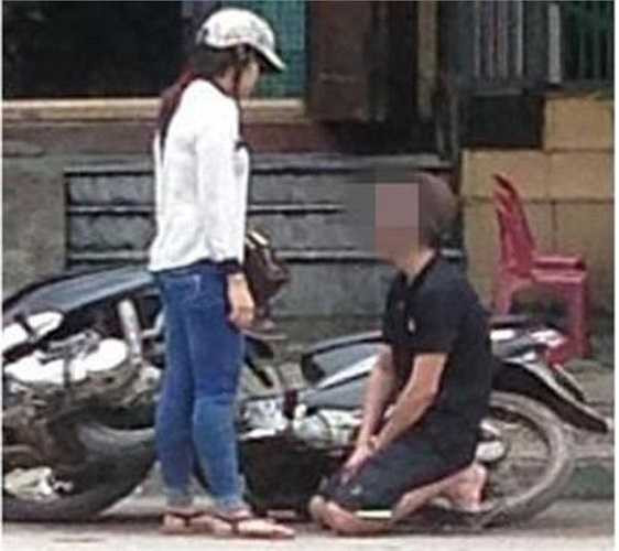 Ngày 27/4/2014, trên đường phố Thái Nguyên, một chàng trai đã phải nhận không ít cái tát từ bạn gái, sau đó quỳ xuống đường xin lỗi, bên cạnh là chiếc xe máy đổ ngang ra đường.