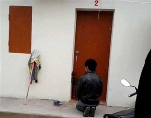 Cuối năm 2013, hình ảnh một chàng trai trẻ quỳ gối trước phòng trọ người yêu với bông hồng từng khiến cư dân mạng xôn xao. Sau cuộc cãi vã, anh van xin người yêu ra mở cửa và mong cô tha thứ bằng đóa hồng cùng hành động quỳ gối hối lỗi.