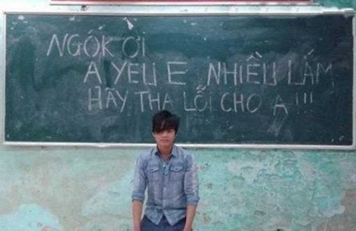 Đầu tháng 3/2014, bức hình chàng trai quỳ trên bục giảng, phía sau là dòng chữ 'Ngốc ơi, anh yêu em nhiều lắm, hãy tha lỗi cho anh' gây ra những hồi tranh cãi kịch liệt từ cộng đồng mạng.