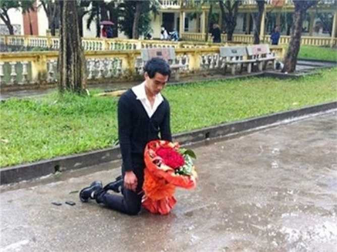 Đây là hình ảnh tại ĐH Sân khấu Điện ảnh Hà Nội cách đây 2 năm. Bất chấp trời mưa và giá rét, chàng trai trẻ tay cầm đóa hồng kiên nhẫn quỳ gối chờ đợi hàng tiếng đồng hồ để mong bạn gái tha thứ.