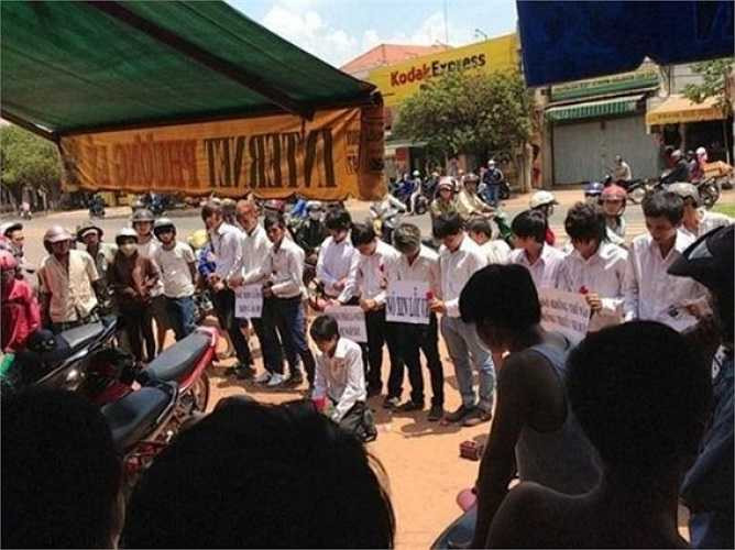 Tháng 4/2014, hình ảnh chàng trai dung mạo thư sinh, tay ôm bó hồng thẫn thờ quỳ gối trước tiệm internet khiến dân mạng xôn xao. Sau lưng anh là đám 'cộng sự'đồng phục chỉnh tề, đứng cúi đầu như cùng hối lỗi.